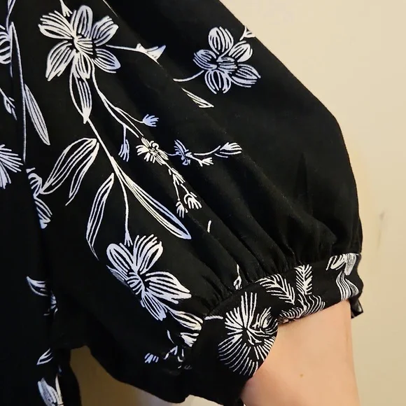 Anyally Black and White Floral V Neck Blouse. NWT - Picture 3 of 4